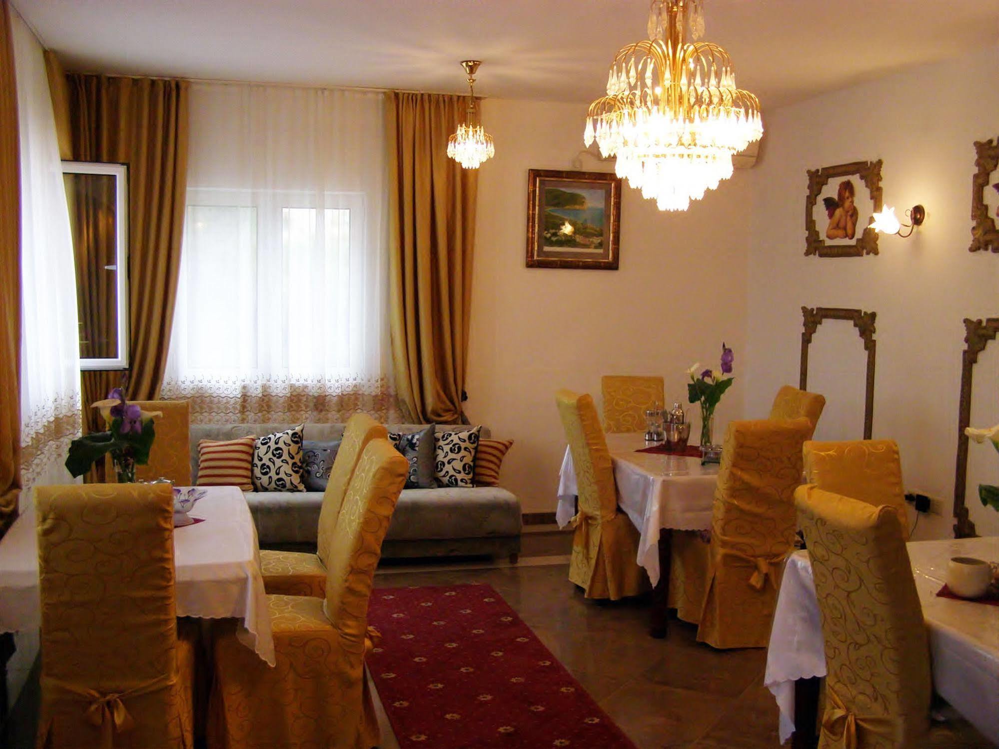 Hotel Wellness & Spa Angelo Gabriel Petrovac Eksteriør billede